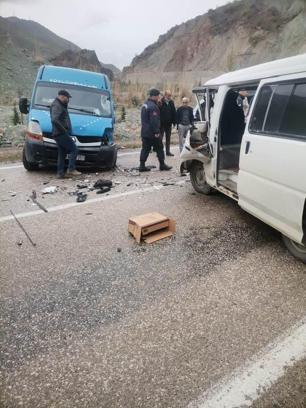 Artvin’de 2 minibüs çarpıştı; 2 yaralı