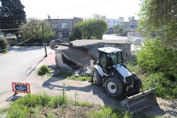 Akdeniz’de can güvenliği için risk oluşturan eski yapılar yıkılıyor