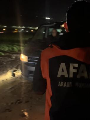 Hatay'da navigasyon yardımıyla yolculuk yapan minibüsteki 10 kişi çamurlu yolda mahsur kaldı