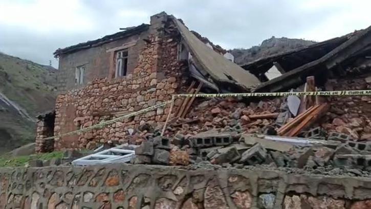 Siirt’te sağanağın etkisiyle metruk ev çöktü