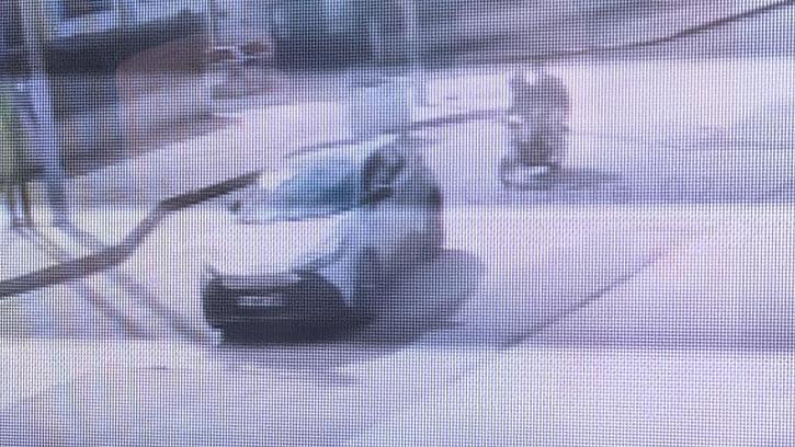 Otomobile arkadan çarpan motosikletteki 2 kişinin yaralandığı kaza kamerada