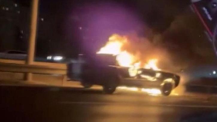 Ümraniye TEM Otoyolu’nda otomobil alev alev yandı