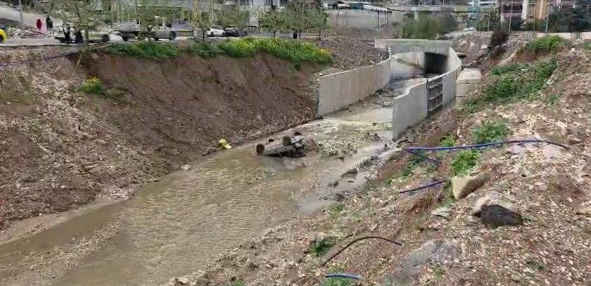 Park halindeki otomobilin hareket edip dereye düştüğü anlar kamerada