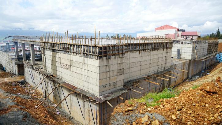 Kahramanmaraş’ta gençlik ve spor kompleksi hızla yükseliyor