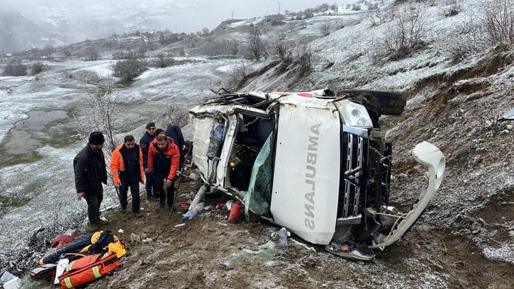 Hasta taşıyan ambulans, uçuruma yuvarlandı: 1 ölü, 4 yaralı