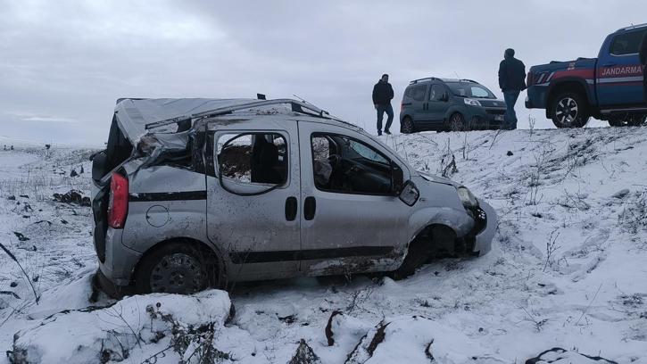 Şarampole devrilen hafif ticari araçtaki baba-oğul yaralandı