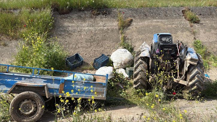 Kanala düşen traktördeki 2 kadın yaralandı