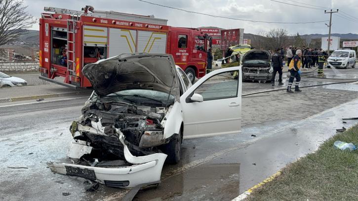 Sivasspor tesisleri önünde otomobil, taksiye çarptı: 4'ü futbolcu 6 yaralı