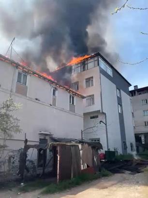 Sultanbeyli’de 2 binanın çatısı alev alev yandı