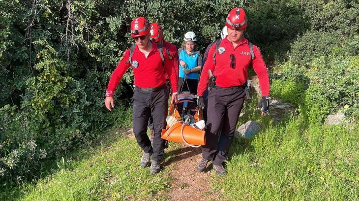Fethiye’de dağlık ve ormanlık alanda ayağı kırılan kadın, 4 saatlik çalışmayla kurtarıldı
