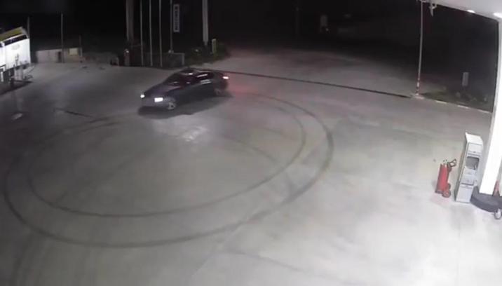 Akaryakıt istasyonunda aracı ile drift atan sürücüye 140 bin lira ceza