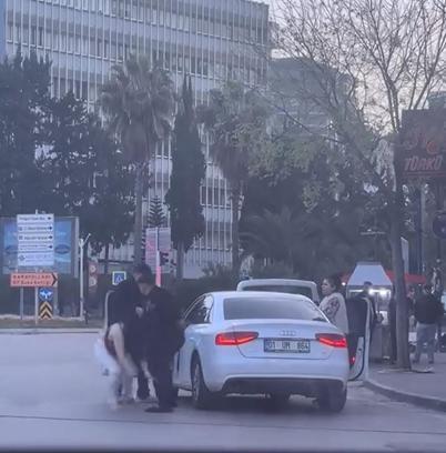Tartıştıkları kadını otomobilden indirip bıraktılar; o anlar kamerada