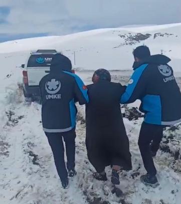 Kardan yolu kapanan köyde rahatsızlanan kadın için ekipler seferber oldu