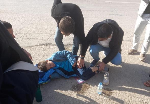 Servis bekleyen ilkokul öğrencisine otomobil çarpıp kaçtı