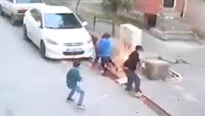 Açıkta bırakılan elektrik panosuna temas eden çocuk elinden yaralandı