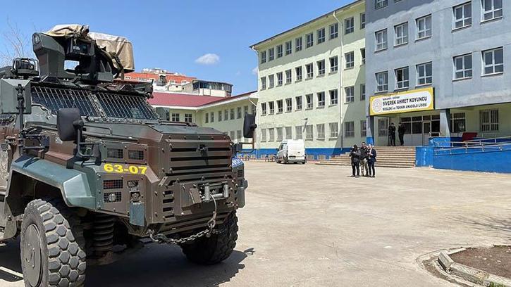 16 kişiyi yaralayan saldırgan sessizce toprağa verildi, ailesi koruma altına alındı