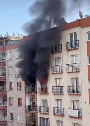Diyarbakır'da 7 katlı apartmanda yangın; 5 kişi dumandan etkilendi