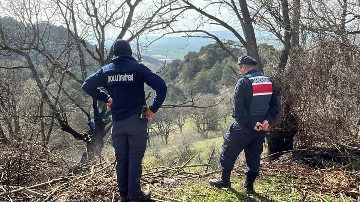 Yanan ağaç ve otlar itfaiye ekibi tarafından söndürüldü