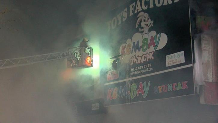 Bağcılar'da 2 katlı oyuncak mağazasında çıkan yangın söndürüldü