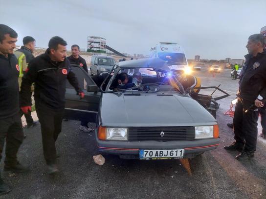 Kamyonetle çarpışan otomobildeki karı-koca sıkıştı, itfaiye kurtardı
