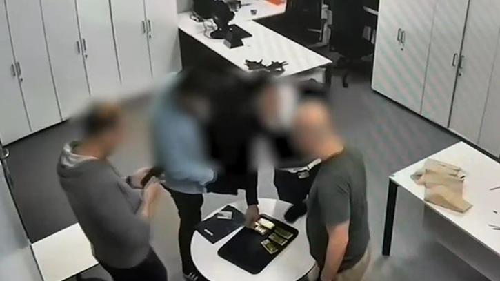 Interpol tarafından 'Kırmızı Bültenle' aranan altın kaçakçısı İstanbul'da yakalandı