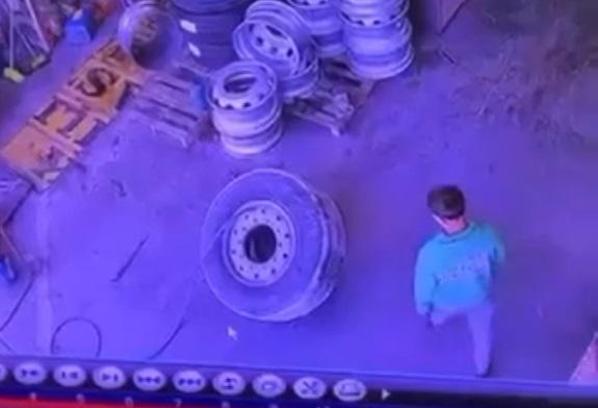 Lastiğin tamir sırasında patlaması kamerada