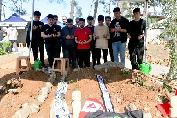 Kahramanmaraş’ta okuldaki saldırıda yaşamını yitiren öğrenciler toprağa verildi (4)