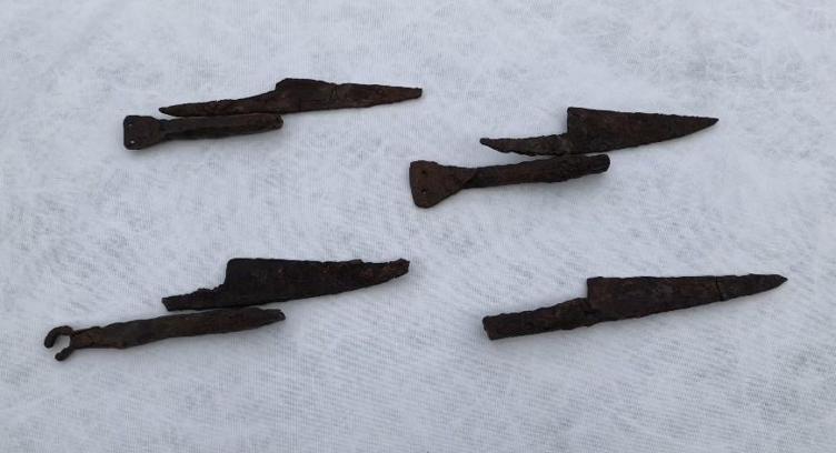 Hadrianopolis Antik Kenti'nde 5’inci yüzyıla ait bıçaklar ve kösüre taşı ortaya çıkarıldı