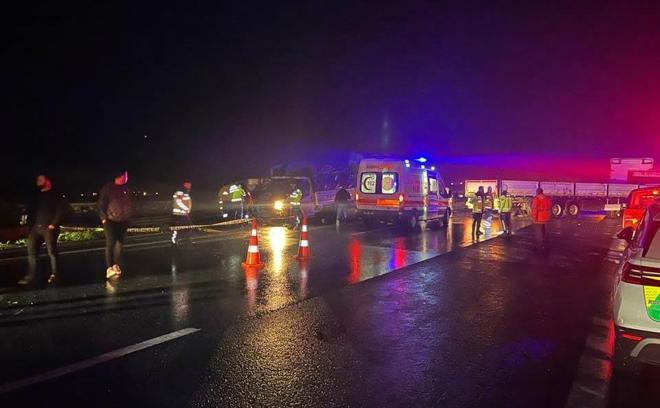 TIR ile kamyonet çarpıştı: 1 ölü,1 yaralı