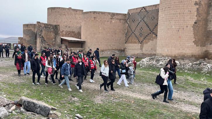 UNESCO mirası Ani Ören Yeri'nde 8 kilometre yürüdüler
