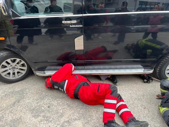 Sürücüsünün geri manevra yaptığı minibüsün çarptığı yaya yaralandı