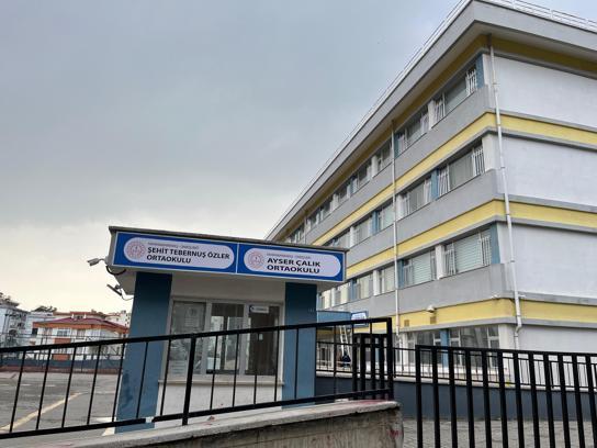 Ayser Çalık Ortaokulu'nun tabelası, yeni binaya asıldı