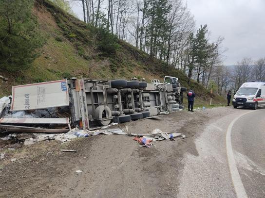 Freni boşalan TIR yamaca çarpıp, devrildi; sürücü yaralandı