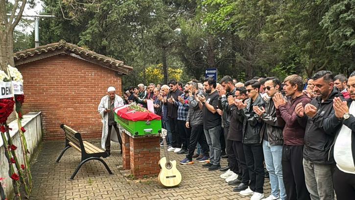 Şarkıcı Rıza Tamer, son yolculuğuna gitarıyla uğurlandı