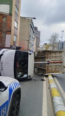 Kağıthane'de demir boşaltılan kamyon devrildi