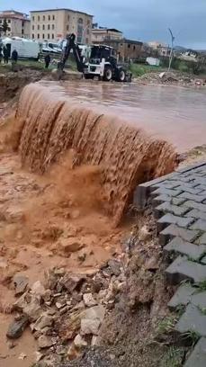 Siirt’te sağanak; Yollar çöktü, ev ve iş yerlerini su bastı