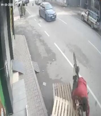 Yol kenarındaki paletlere çarpan bisikletin sürücüsü takla atıp düştü