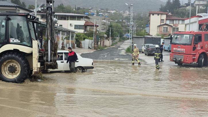 Samandağ'da sağanak, hayatı olumsuz etkiledi