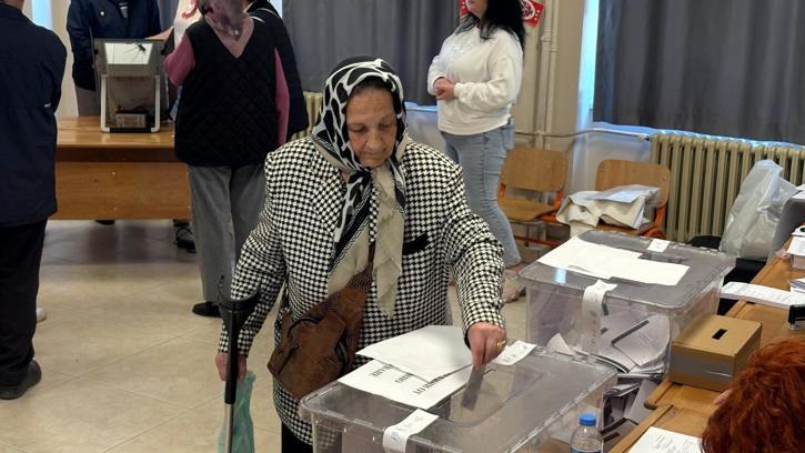 Bulgaristan’daki erken seçim için Trakya’daki çifte vatandaşlar sandık başına gitti