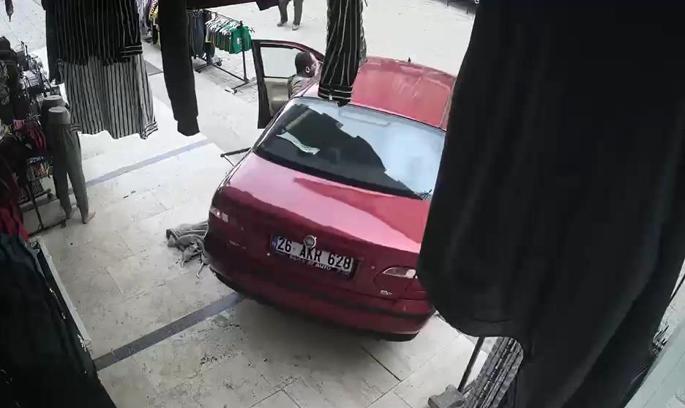 El freni çekilmeyen otomobil, mağazaya girmek üzereyken durduruldu