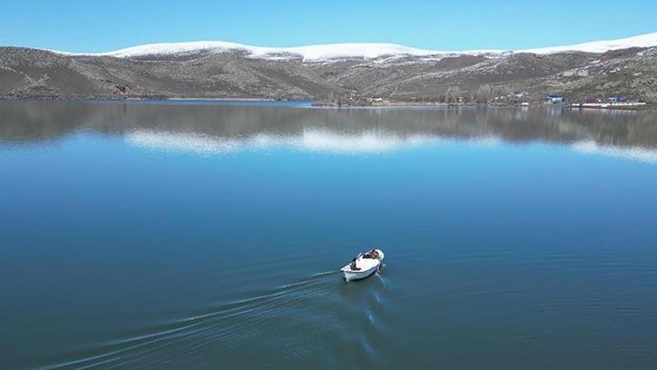 Buzlar çözüldü, balıkçılar sandallarıyla Çıldır Gölü'ne açıldı