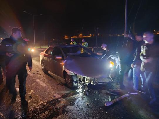 Mardin'de hafif ticari araca çarpan otomobilin sürücüsü yaralandı