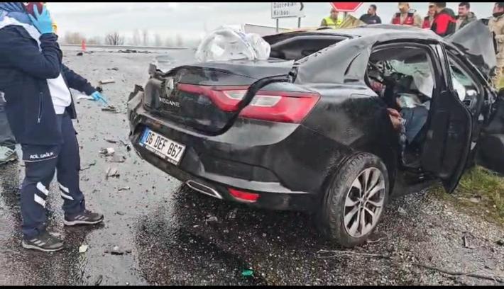 TIR ile otomobil çarpıştı; 2 ölü, 1 yaralı