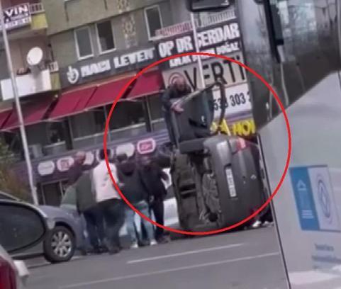 Diyarbakır’da otomobil yan yattı; sürücü vatandaşlar tarafından kurtarıldı