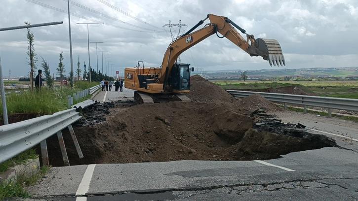 Batman'da yoğun yağış nedeniyle yol çöktü
