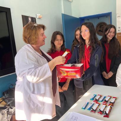 Öğrenciler, üzerine notlar yazdıkları çikolataları öğretmenlerine ikram etti