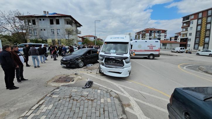 Tokat’ta servis minibüsü otomobille çarpıştı: 10 yaralı