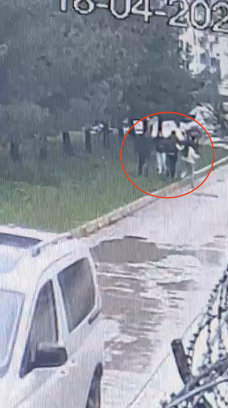 Üzerine su sıçratan sürücünün saldırısına uğradı; o anlar kamerada