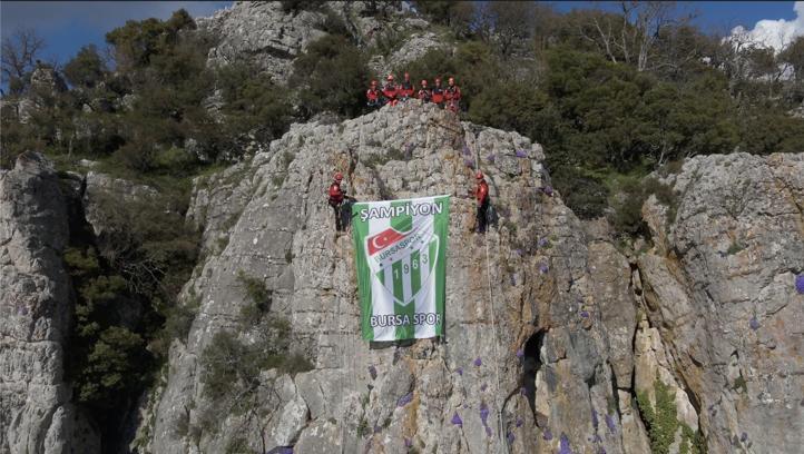 Tatbikatı tamamlayan arama kurtarma ekipleri, zirvede Bursaspor bayrağı dalgalandırdı