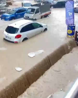 Sağanakta göle dönen sokakta yüzdü